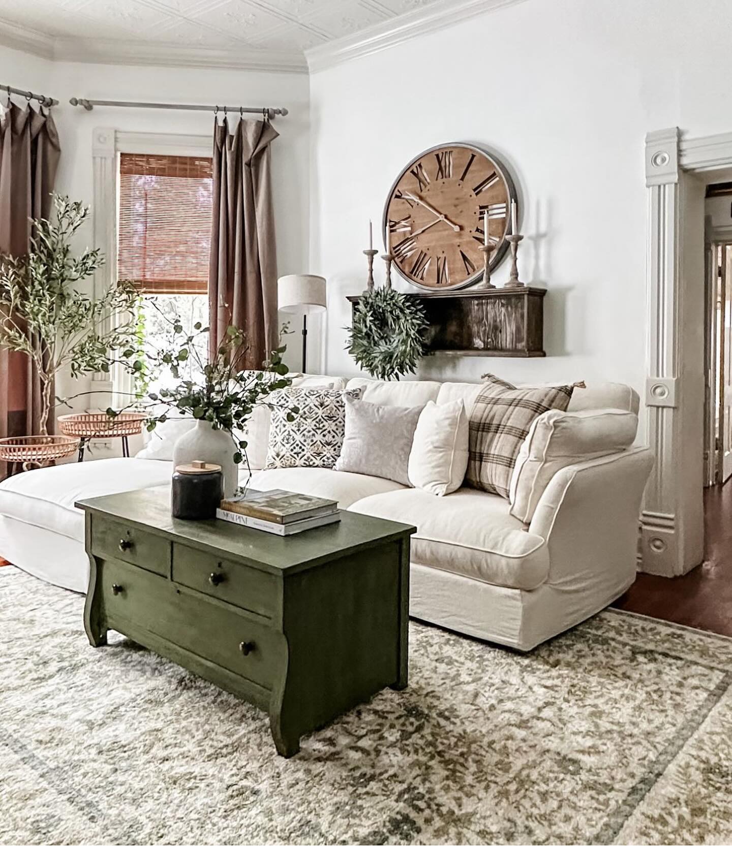 This year vs. last year, living room edition! Happy Wednesday! 
.
Question, shou…