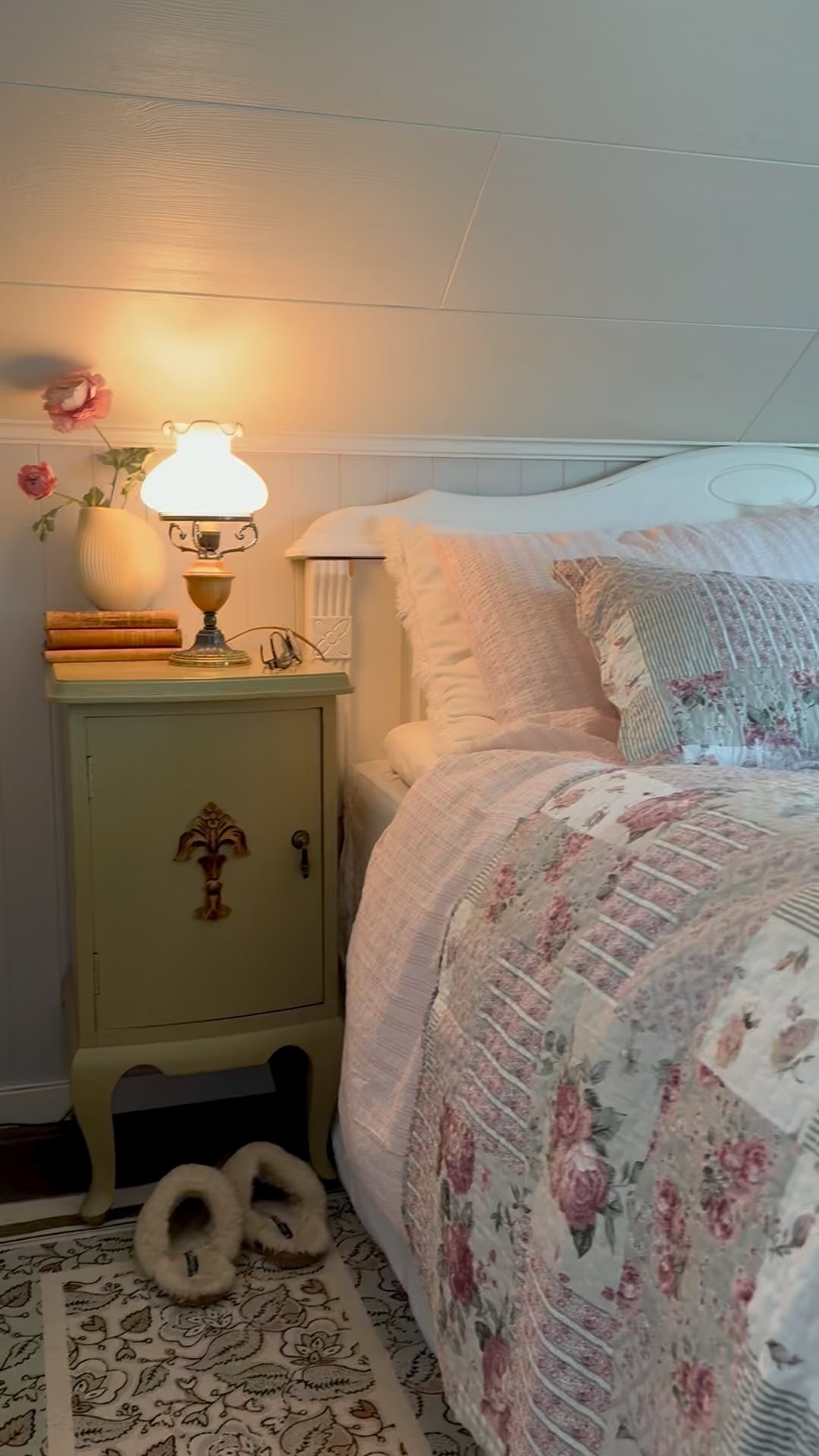 A little sneak peek into the bedroom.  Here I have replaced the rustic with vintage…