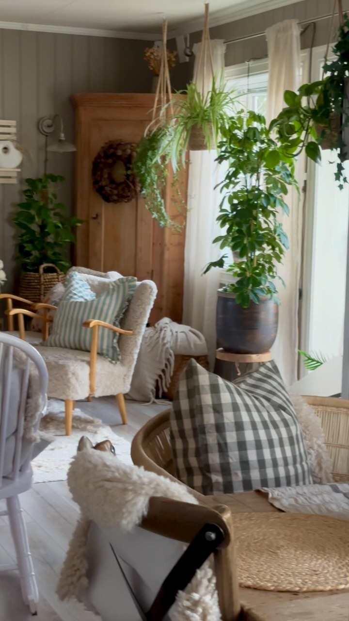 Ever since I started with vintage decor, I have wanted velvet doors and “biblio…