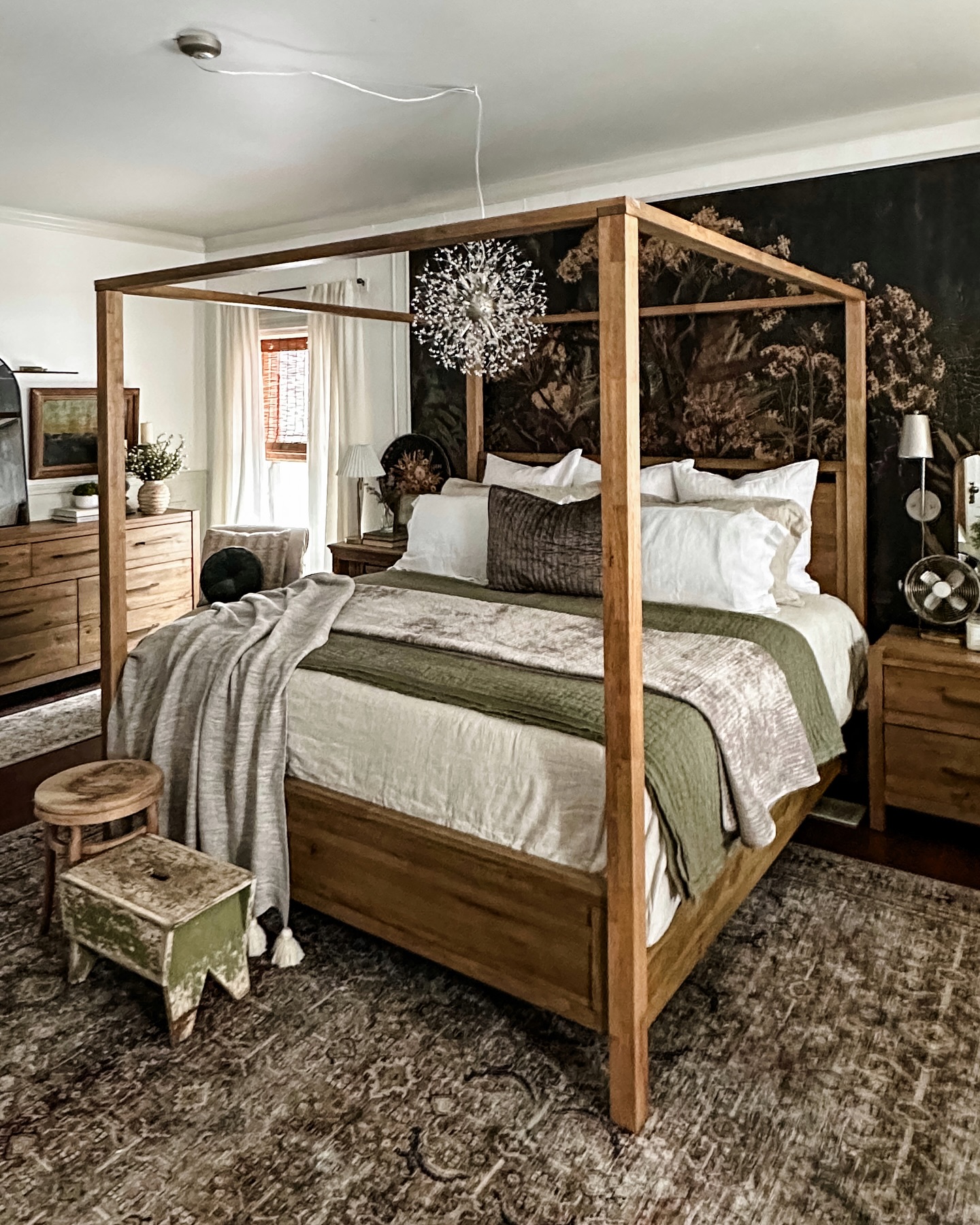Happy Friday!
Oh my gosh, I finally found the bedroom set that I have wanted fro…