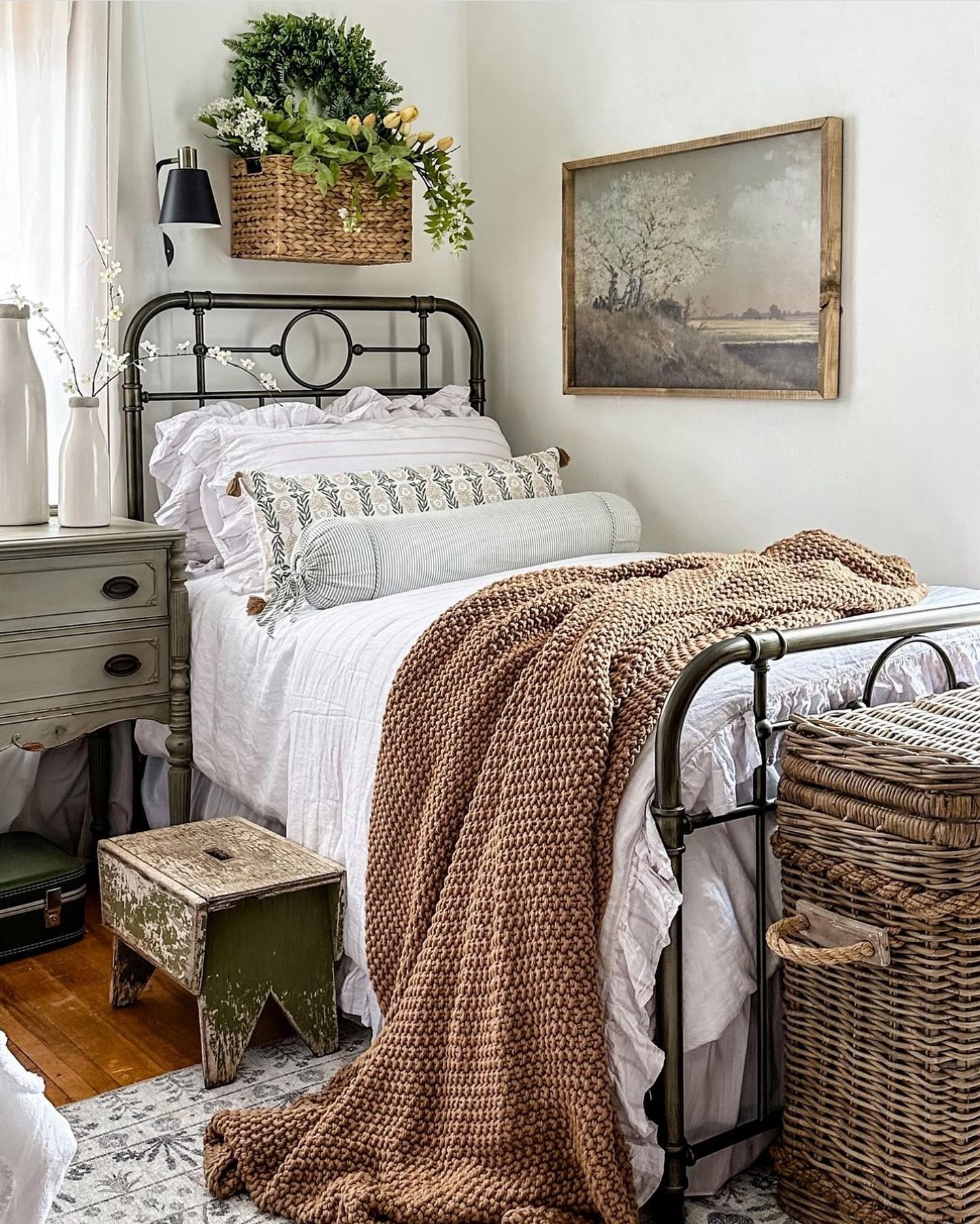 Happy weekend! Some more neutral Spring decor for ya! This is from last year, an…