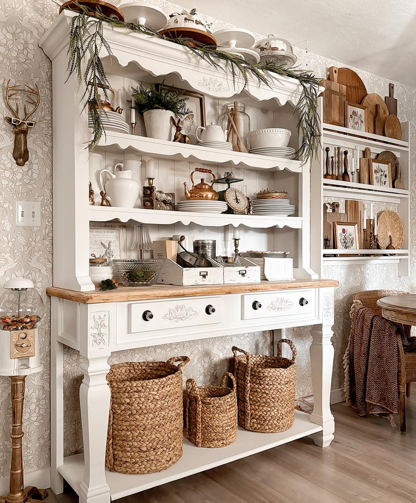 Happy Sunday! I’m really loving the cozy cottage vibe that this wallpaper and my…