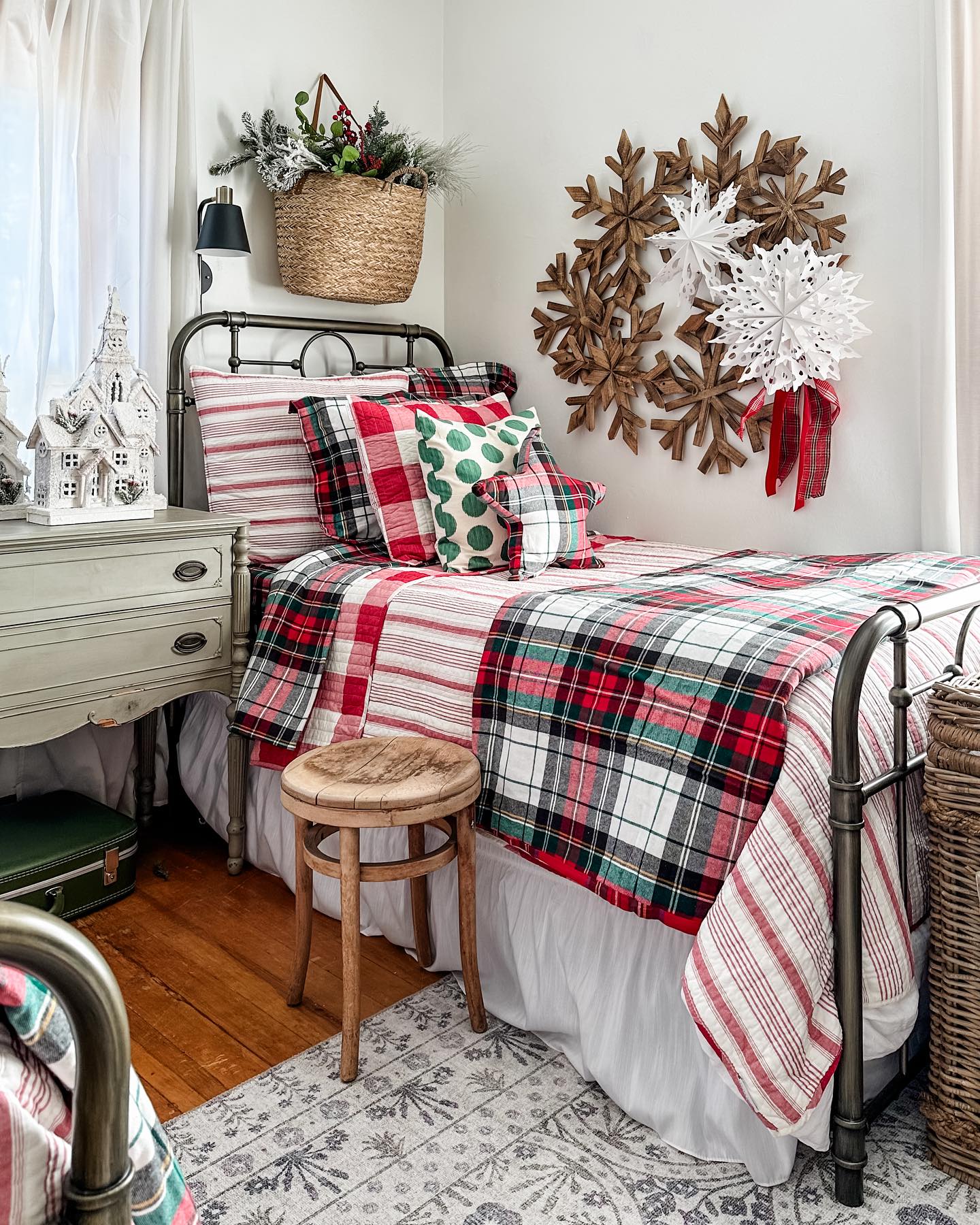 Happy Monday morning! I finally got this side of the guest room decorated! I lov…