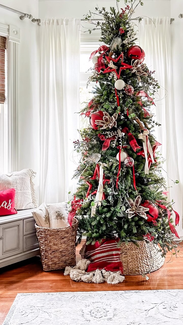Happy relaxing Sunday! I haven’t showed you a close up of my main tree, yet, so …