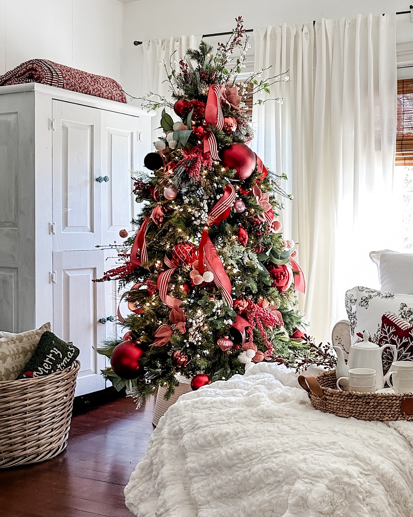Happy Friday! A little look at my main bedroom tree. I decided to do all shades …