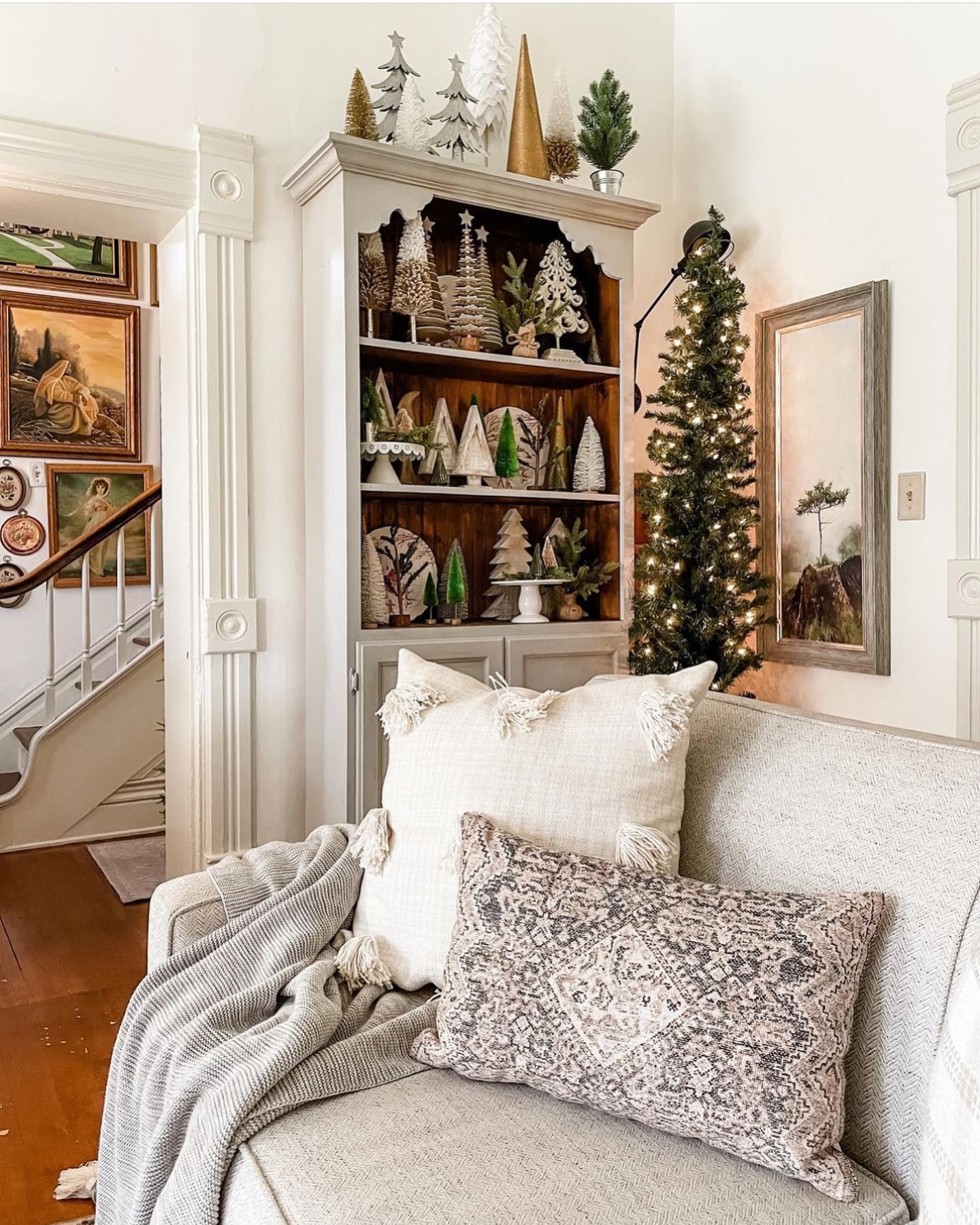 Happy Wednesday! Who has taken down Christmas decor already? I will be working o…