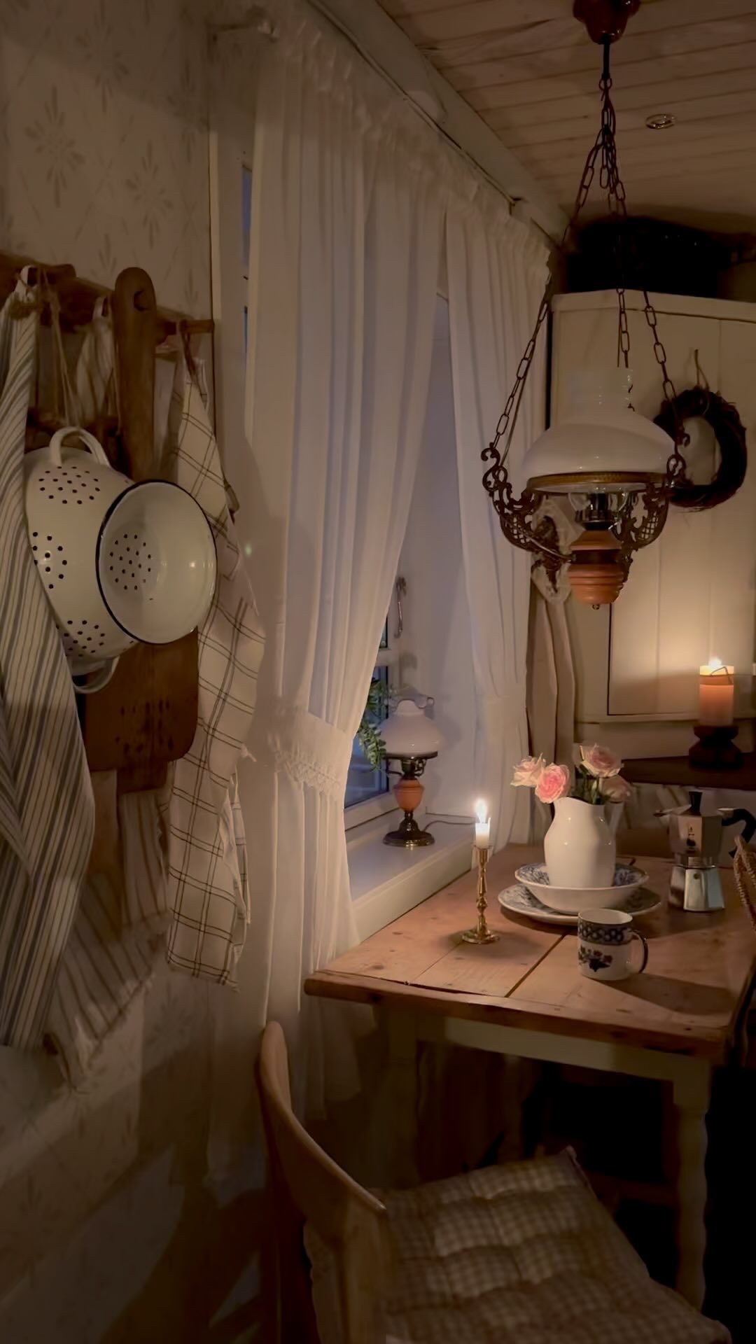 Good evening Join us for a little evening tour of the kitchen. Here is a light mix…