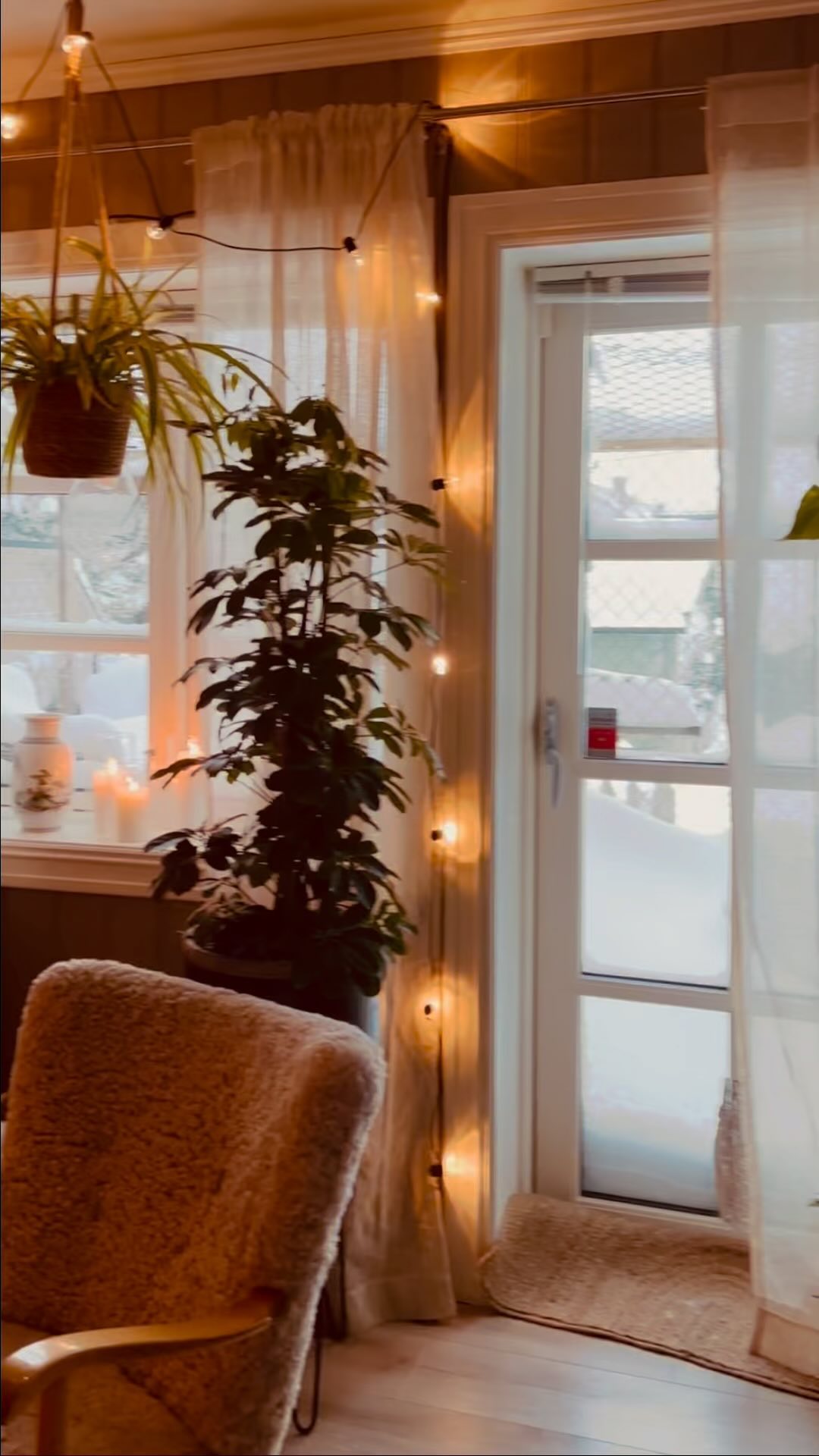Good evening. I was wondering if it would fit with a chain of lights in the living room. Together with…